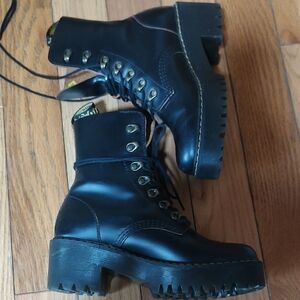 Dr.Martens Leona Boots